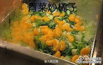 西南政法大學(xué)の食堂の珍メニュー、今回はバナナとリンゴの鶏肉料理