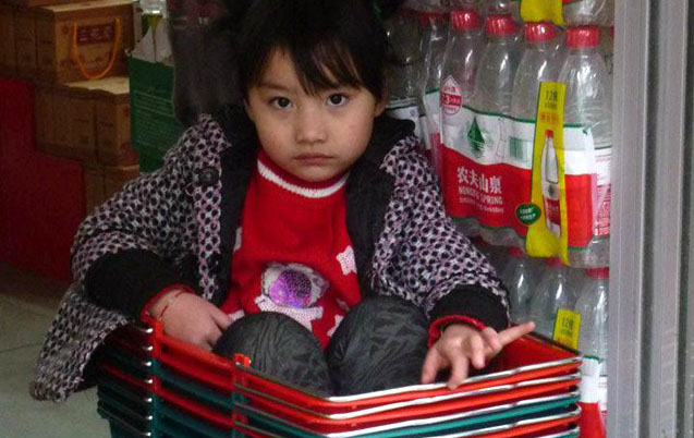 お店の看板娘                榊穂奈美                                　陽(yáng)朔でサイクリングをしている途中で立ち寄った小さな商店の、店主のお嬢さん。お店の入り口に積んであったカゴのなかにすっぽりとおさまっている様子がかわいらしくて思わず撮影。お店の看板娘として、店內(nèi)に出入りする人々にたくさん聲をかけられていました。                獲得票數(shù) 123456