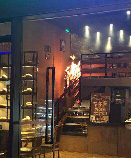 SNH48のメンバー唐安琪が大やけど　危険な狀態(tài)続く