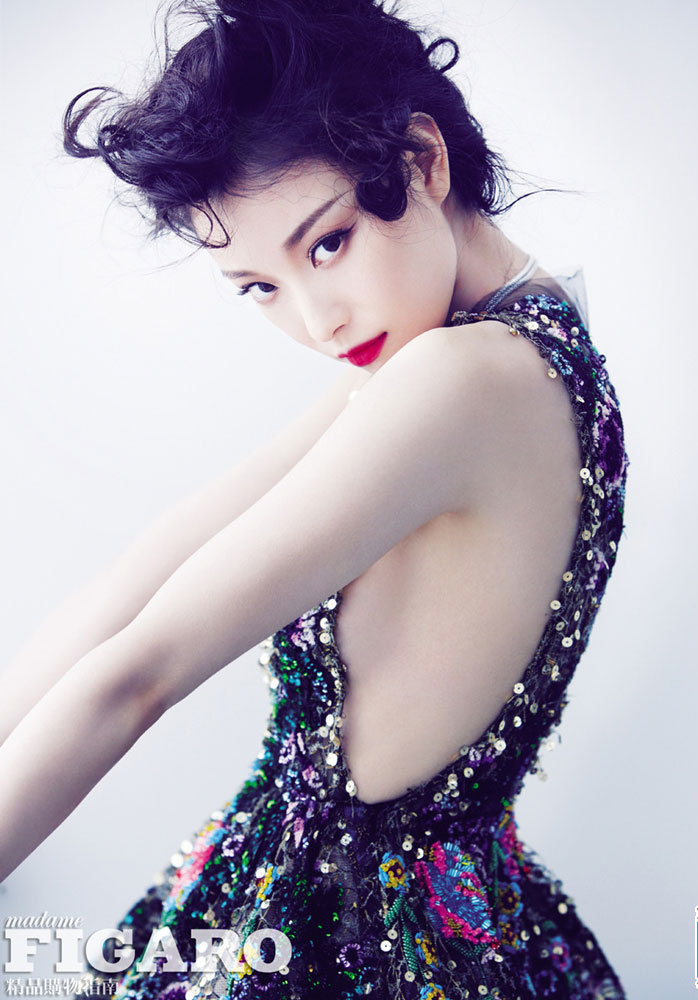 艶やかな肌と透明感で表紙を飾る倪妮、真っ赤な口紅で魅了