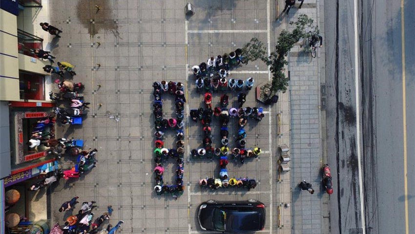 街角に巨大な「睡」の字、人文字で「健康な睡眠」を呼び掛け　湖南省