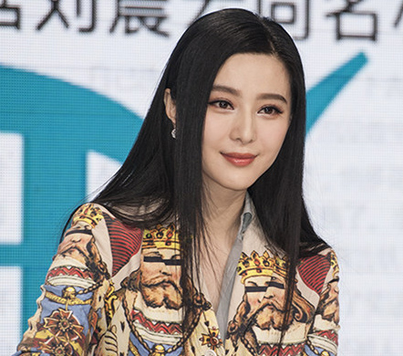 馮小剛の新作発表會(huì)、范氷氷はハグで祝う