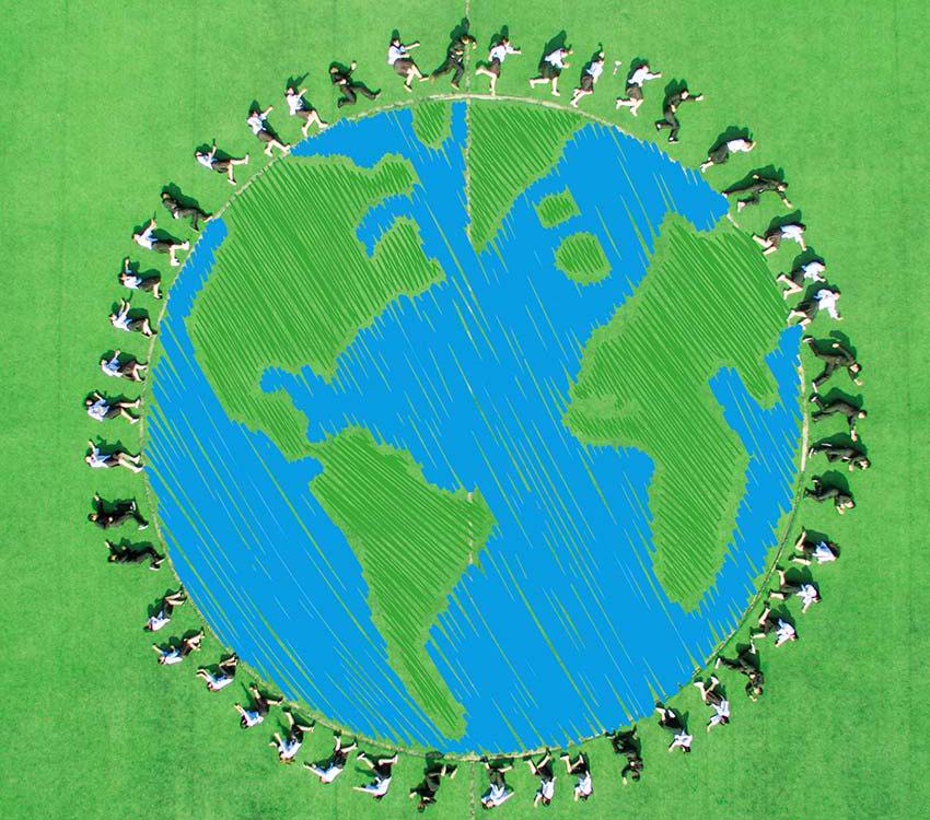 工夫を凝らした卒業(yè)寫真、空撮で「緑の地球」を表現(xiàn)