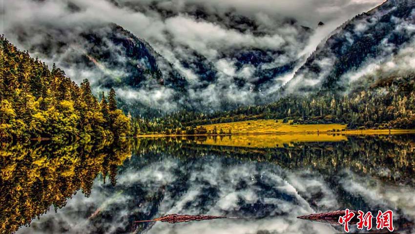 四川省九竜県の「猟塔湖」杯寫真展、受賞作品を鑑賞