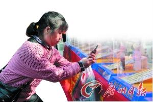 広場(chǎng)ダンスを通して「薬物撲滅」を訴える女性達(dá)　広州