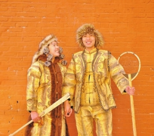 退職後はヒッチハイクの若い女性、56の民族衣裝で結(jié)婚寫真