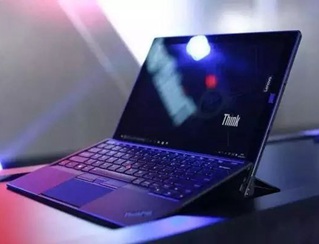 日本における中國(guó)ブランド?レノボの強(qiáng)さ              日本における中國(guó)ブランド?レノボの強(qiáng)さ秋葉原のアニメ、家電量販店、免稅店に殺到している中國(guó)人観光客にとって、「ヨドバシカメラ」こそが家電量販店の最大手のはずだ。この家電量販店に入ってみると、中國(guó)のPCメーカーレノボのパソコンが大きな勢(shì)力を保っているのを見(jiàn)つけた。         國(guó)際広告は往々にして、現(xiàn)地の國(guó)民に見(jiàn)せるためというよりは、自國(guó)の國(guó)民に見(jiàn)せて一種の誇りを感じさせるためのものなのだろう。30年前、日本人記者が首都空港の道路で日本企業(yè)の広告を見(jiàn)た時(shí)の気持ちを、私たちもようやくわかるようになった。    日本の百貨店の１階は一般的に化粧品、ハンドバッグ、靴など良質(zhì)な品物が売られている。これは百貨店の販売力、顧客誘致力を判斷する最もシンプルな基準(zhǔn)である。もし多くの人が化粧品をみているのであれば、だいたい優(yōu)れている店と考えることができる。一方、家電量販店の狀況は異なり、攜帯やパソコンに頼り、消費(fèi)者を引き込んでいる。ヨドバシカメラに入店すると、フロアのレジ附近にある広告を見(jiàn)て、各パソコンカウンターを見(jiàn)てみると、レノボが非常に目立つことがわかる。     