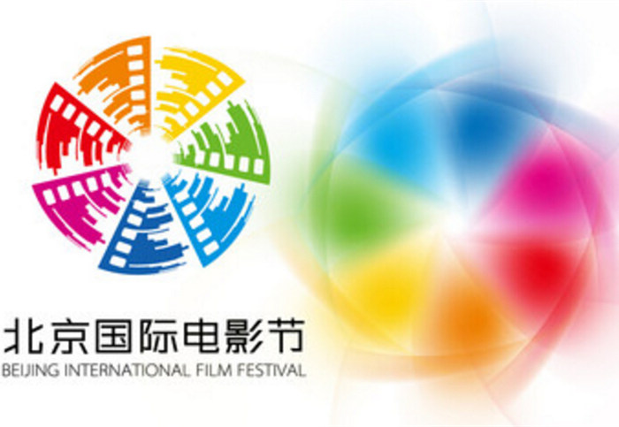 現(xiàn)在、中國國內で人気が高いコメディー映畫で興行成績も非常によかったとしても、海外で受けいられることは非常に難しい。國際的な市場を目指す場合、中外合作というルートを利用する必要がある。例えば映畫「狼図騰」は海外の監(jiān)督を招き中國のストーリーを描いている。この種の中外合作による映畫製作は映畫のクオリティを高めることができる一方で、中國側は合作する海外側の配給ルートを通じて、國産映畫を國際舞臺に展開することが可能となる。北京國際映畫祭はこの種の多くの合作を促し、最終的に中國映畫を國際舞臺に送り出すことを目的としている。