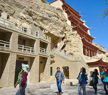 観光シーズンを迎える敦煌、観光客で賑わう莫高窟