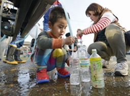 日本の被災(zāi)地で食料不足、「1食おにぎり1個」も