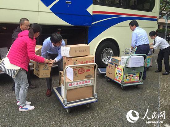 福岡と岐阜の在日華人 集めた救援物資を熊本の被災(zāi)地へ
