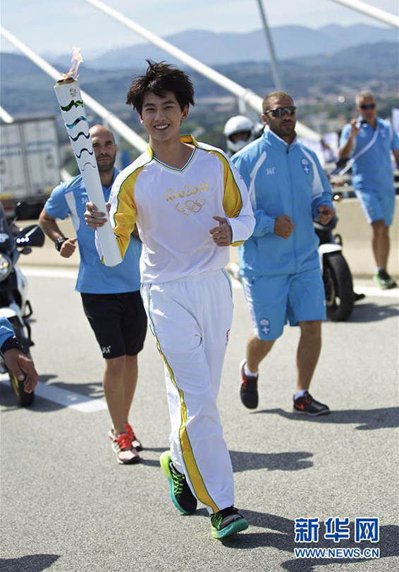 中國(guó)人聖火ランナー、ギリシャで聖火を引き継ぐ