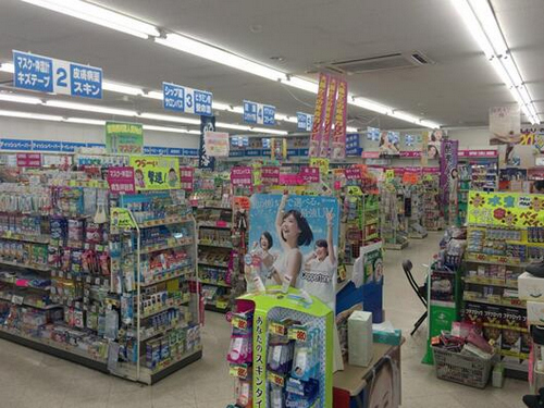 商品は並んでいるが、お客がいない益城町のドラッグストア