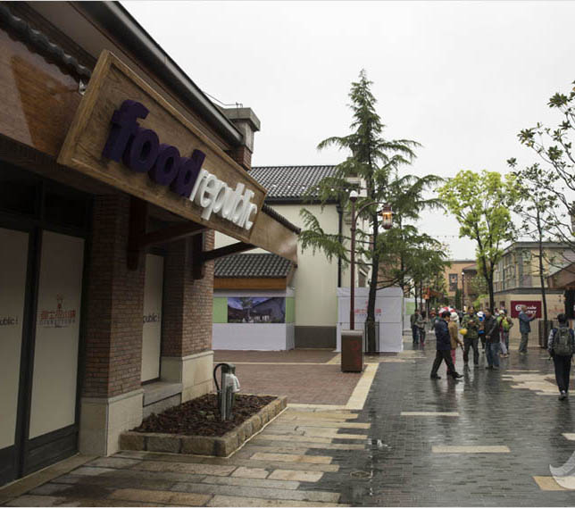 上海ディズニーが一部のエリアを公開、雨の中見學に訪れる市民