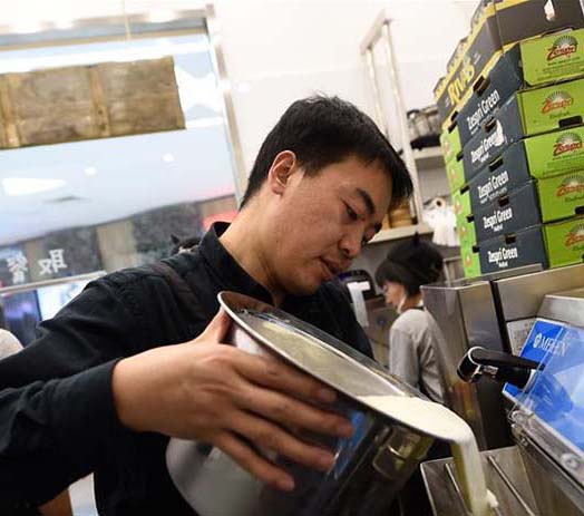 理想のアイスクリームを作るため、牛を飼うことにした男