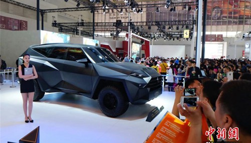 北京モーターショー　初日から大盛況