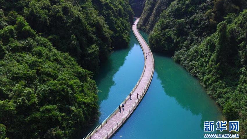 青い水面に浮かぶ「水上桟橋」登場　湖北省