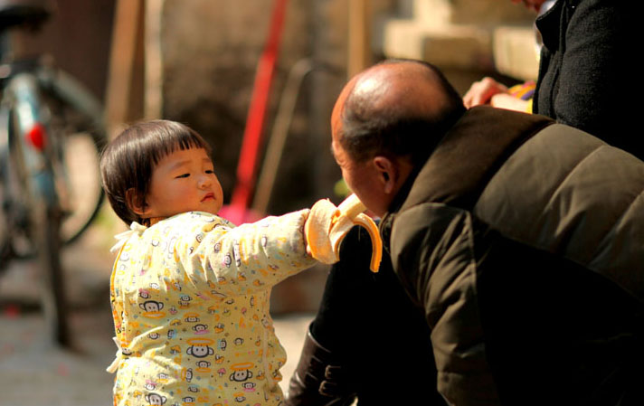 おすそ分け                hirokenji                                　観光地化で整備されている事の多い中國(guó)において、興坪はそれほど観光地化されすぎておらず、雰囲気の良い街並みが広がっていました。そこに住む人々は毎日の生活を家族と共に大切に生きている。そんな一瞬をとらえることが出來(lái)た一枚でした。                獲得票數(shù) 123456
