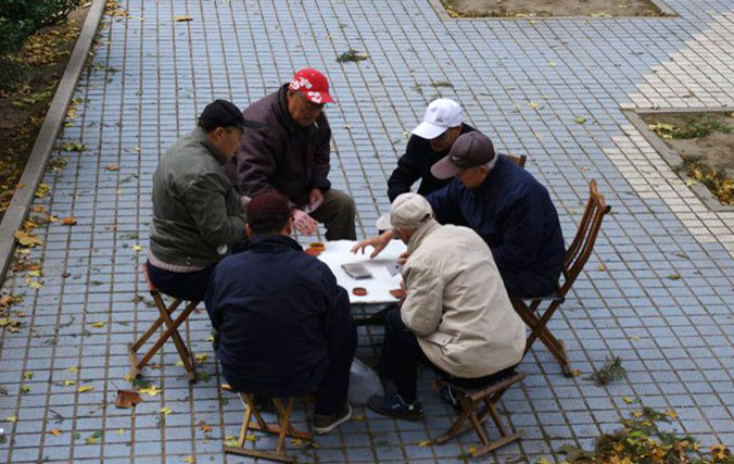 寒空ポーカー                榊穂奈美                                　「これぞ中國(guó)の日常風(fēng)景！」というかんじの「青空トランプ」の現(xiàn)場(chǎng)。外はひんやりと寒くてもしっかりと著込んで、まるで暖をとるかのようにみんなで集まってポーカーに興じる仲良しなおじさんたちをこっそり撮影しました。                獲得票數(shù) 123456