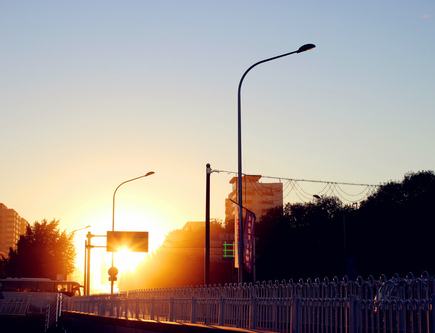 朝の北京       北京篇——朝の北京  ★  北京の観光は朝がおすすめです。まずは、夜明け前。日の出の時(shí)間の前に到著するように、天安門広場(chǎng)をめざします。★  観るのは、國(guó)旗掲揚(yáng)式。クライマックスは、薄明るくなった天安門を背景に上っていく國(guó)旗。訓(xùn)練された美しい儀式には感動(dòng)があります。早起きしなければ見(jiàn)られません。★  次は世界遺産の頤和園や天壇公園。朝はとても賑やかです。老人たちが、グループで太極拳やダンスをしていたり、敷石に柄の長(zhǎng)い筆で、墨の代わりに水で達(dá)筆を披露したり、歌を歌ったり、胡弓や笛をを奏でたりしています。★  そして、故宮も午前がおすすめです。それは、故宮を見(jiàn)た後に景山公園というルートが一般的なので、お晝頃に景山公園から故宮を見(jiàn)てほしいからです。