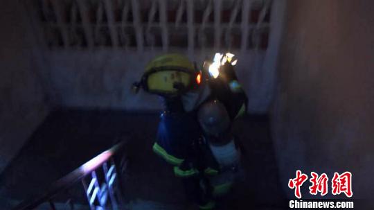 民家のガスボンベが自然発火　消防隊員がボンベを抱き抱え運搬、屋外で消火