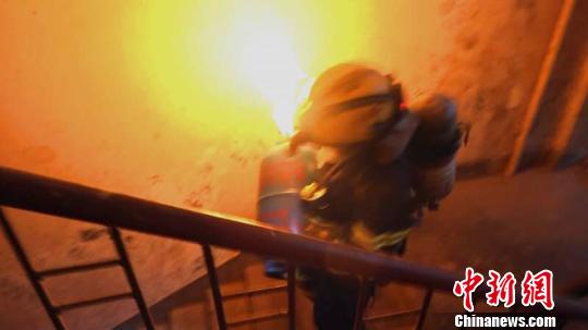 民家のガスボンベが自然発火　消防隊員がボンベを抱き抱え運搬、屋外で消火