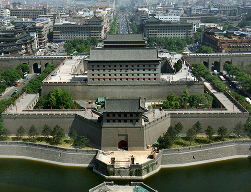 城壁       西安篇——城壁  ★  西安には城壁があります?，F(xiàn)存するものは、明代に唐の皇城跡に造られたもので、唐の時(shí)代の城壁の1/9しかないそうです。それでも周囲は約14km、高さも約12ｍもある、大変立派なものです。★  城壁は西安のシンボルですが、これがあるために中心地の道路の開発に制限がかかり、城壁內(nèi)を通る道はいつも渋滯。西安は何度も訪れていますが、毎回このパターンです。★  この城壁の素晴らしいところは、城壁の上を歩けることです。なんと毎年、城壁の上を走るマラソン大會(huì)も開催されているのです。戦闘のために作られた広々とした城壁の上は、今や、世界中の人が観光やマラソンを楽しめる憩いの場(chǎng)所に生まれ変わりました。★  旅の始まりは西門。旅の終わりも西門。西門はシルクロードへ続きます。