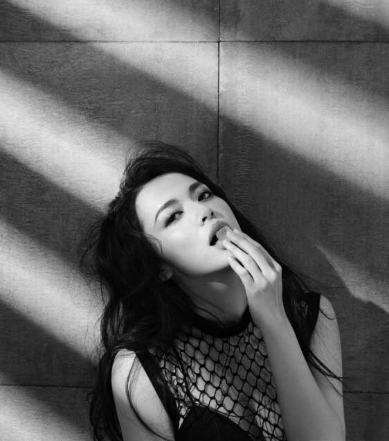 プロポーションくっきり、セクシーなドレス纏う姚晨