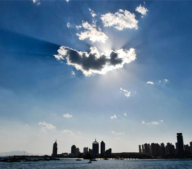 好天に恵まれた青島、黃金に染まる桟橋は絶景