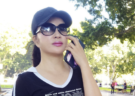 61歳の美魔女はスタイル抜群！青空の下で肘立て伏せも