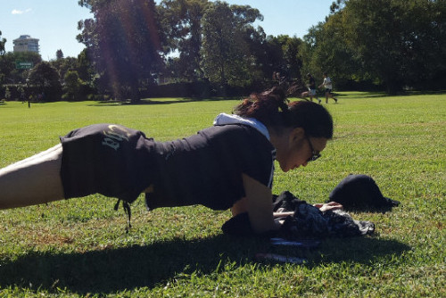 61歳の美魔女はスタイル抜群！青空の下で肘立て伏せも