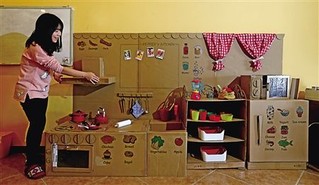 段ボールで手作りキッチン、1歳の娘の誕生日プレゼントに