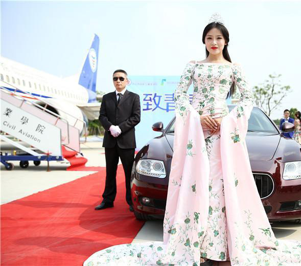 航空學(xué)院の優(yōu)等生、スターの風(fēng)格でレッドカーペット　四川省