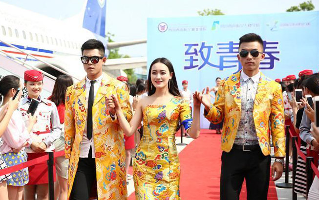 航空學(xué)院の優(yōu)等生、スターの風(fēng)格でレッドカーペット　四川省