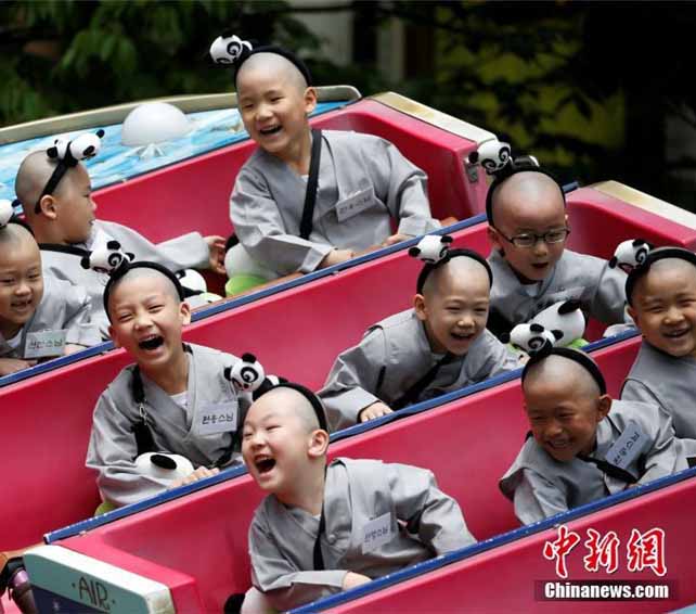 可愛いちびっ子和尚たち、ジェットコースターに乗る　韓國