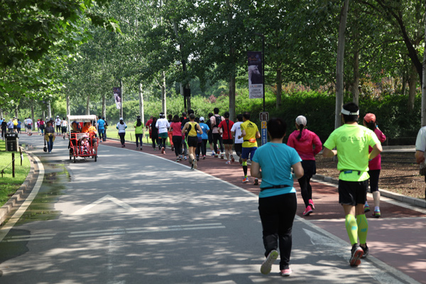 青空の下、北京朝陽(yáng)公園で中日ランナーが交流