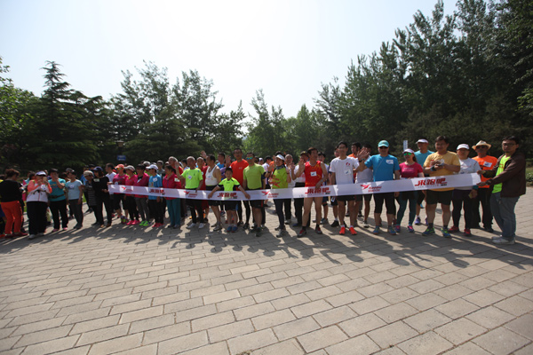 青空の下、北京朝陽公園で中日ランナーが交流