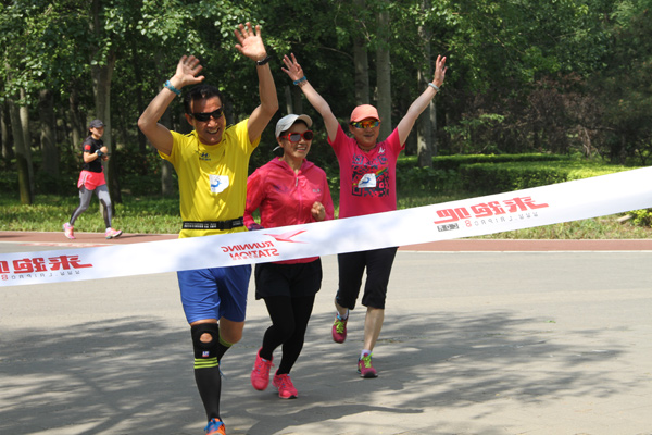 青空の下、北京朝陽(yáng)公園で中日ランナーが交流