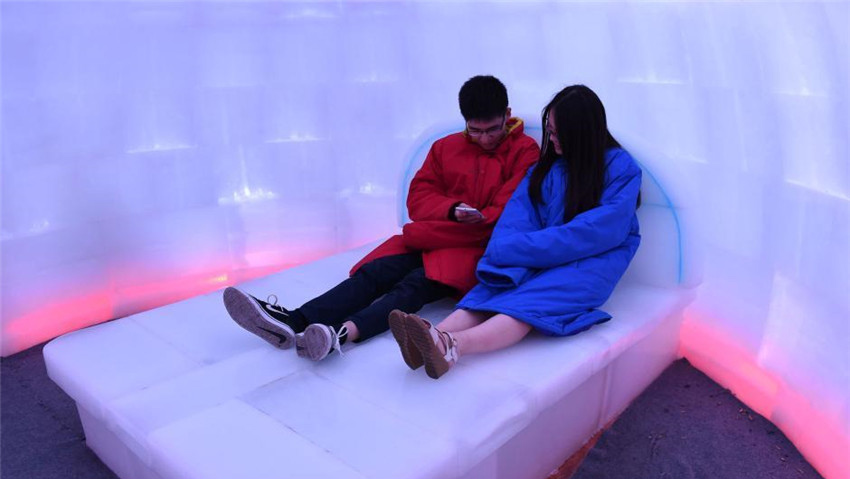 屋外気溫は35度、アイスベッドで涼をとる市民ら　重慶