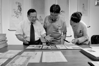 梅蘭芳訪日當時の様子を語る資料寄贈者の稲垣喬方さんと梅蘭芳のひ孫の梅瑋さん。