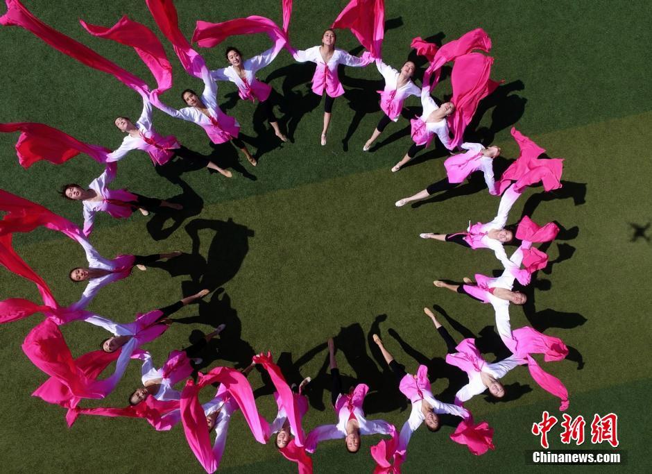 ダンス學(xué)科の卒業(yè)寫真は見事な180度開腳　湖南省