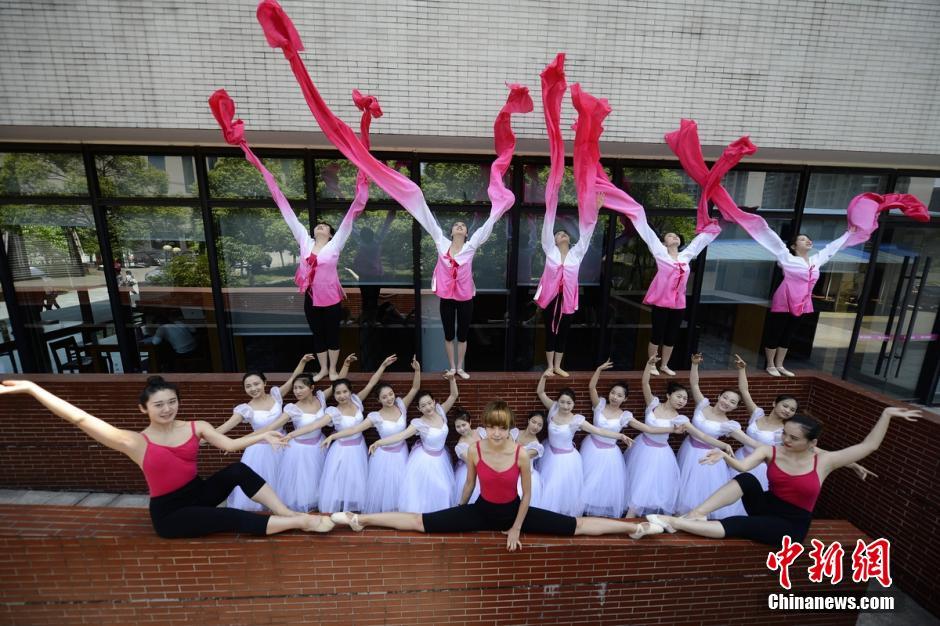 ダンス學(xué)科の卒業(yè)寫真は見事な180度開腳　湖南省