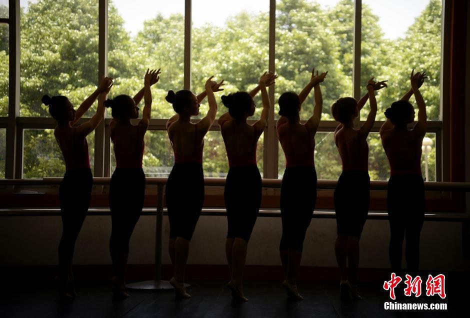 ダンス學(xué)科の卒業(yè)寫真は見事な180度開腳　湖南省