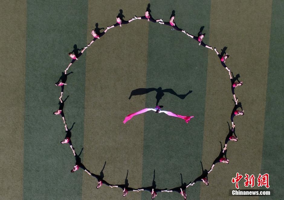 ダンス學(xué)科の卒業(yè)寫真は見事な180度開腳　湖南省