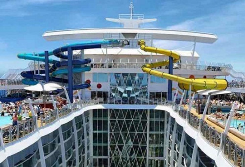 世界最大のクルーズ船が初就航へ、10階建てのスライダー