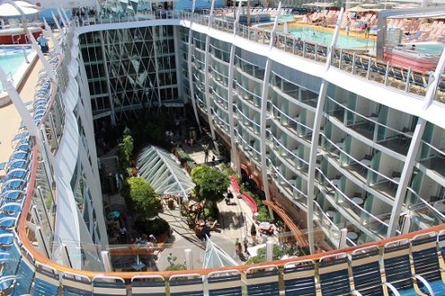 世界最大のクルーズ船が初就航へ、10階建てのスライダー