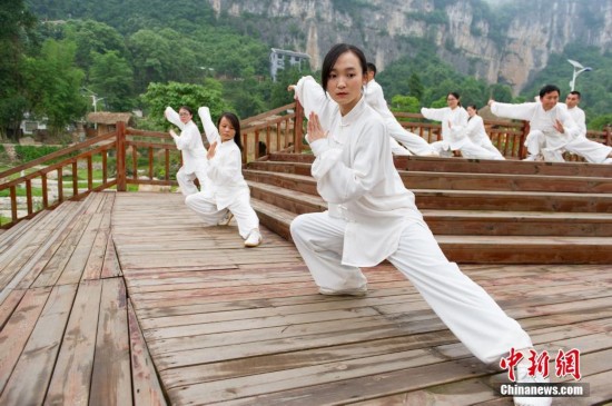 太極拳で健康促進(jìn)パフォーマンス　貴州省