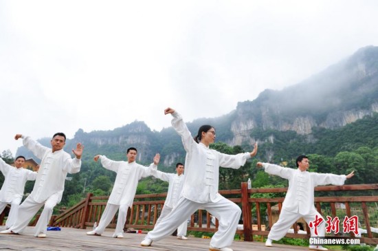 太極拳で健康促進パフォーマンス　貴州省