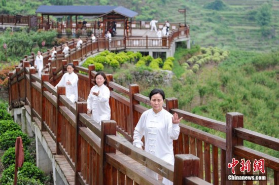 太極拳で健康促進パフォーマンス　貴州省