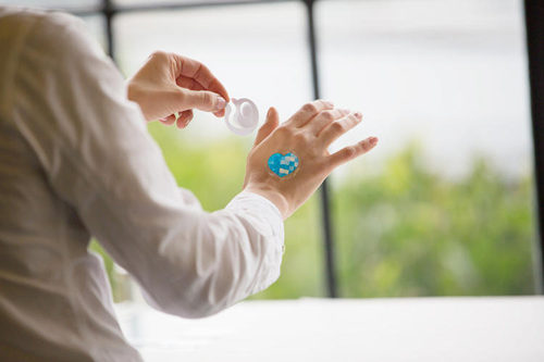 肌に貼れる日焼けセンサー、美容もスマート化